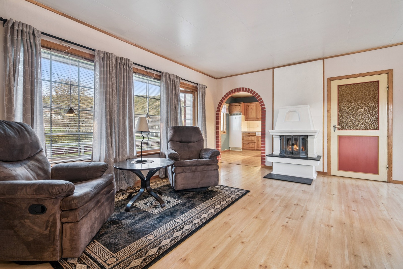 Stuen ligger i en delvis åpent løsning mot kjøkkenet. Galleribilde