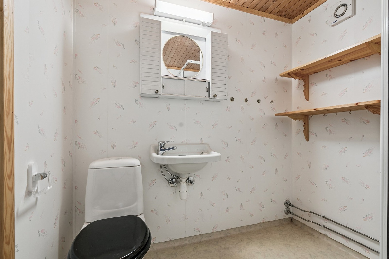 Badet har våtromsplater på vegger og vinyl belegg på gulvet. Galleribilde