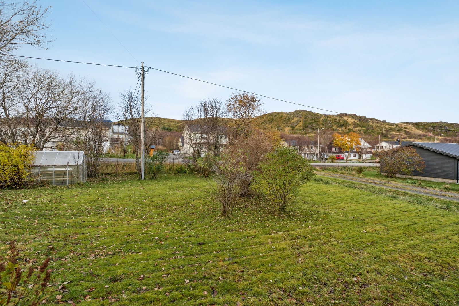 Romslig og pent opparbeidet tomt på ca. 1,7 dekar - godt med boltreplass for både store og små. Galleribilde