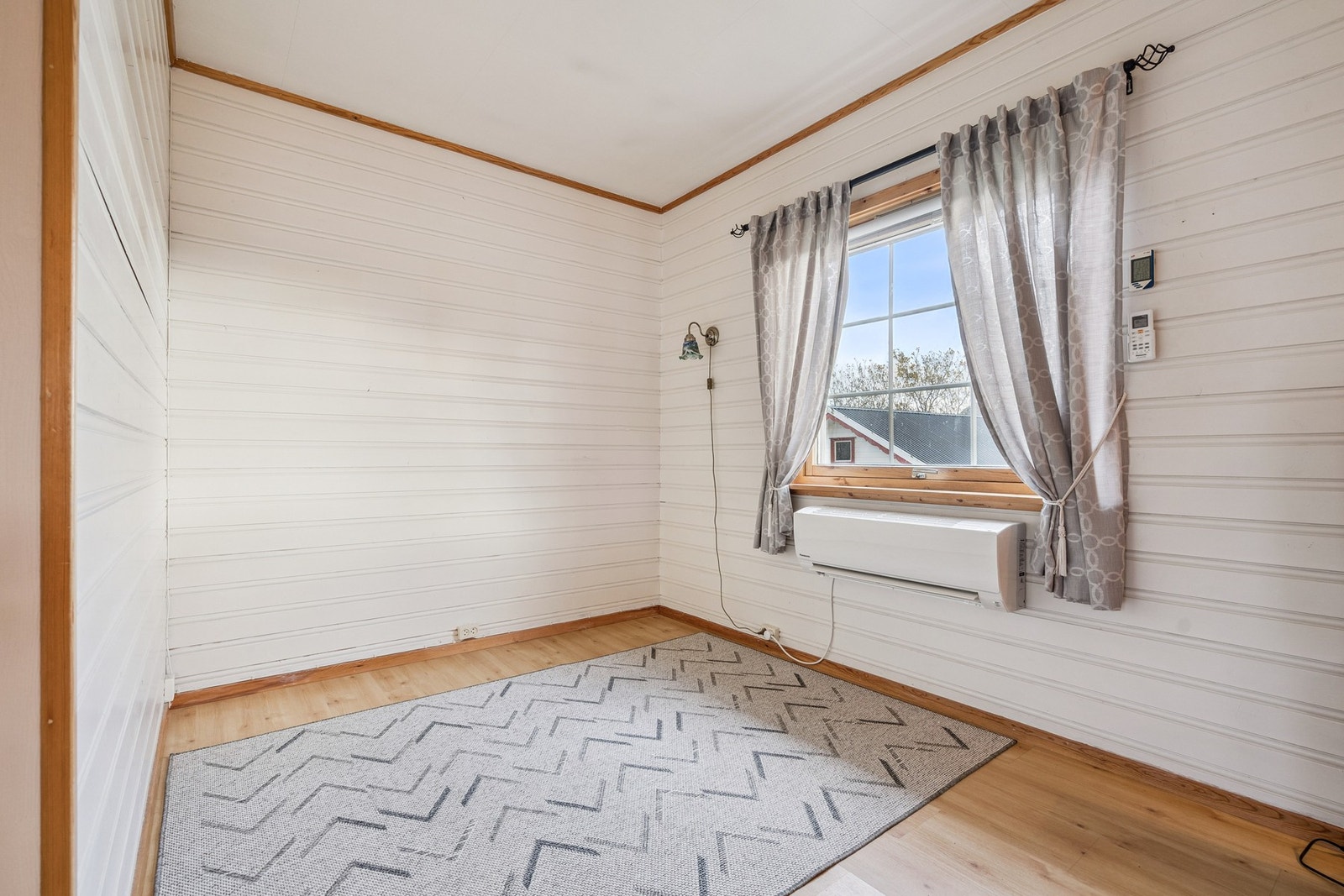 Det er montert varmepumpe ved spiseplassen i stuen. Galleribilde