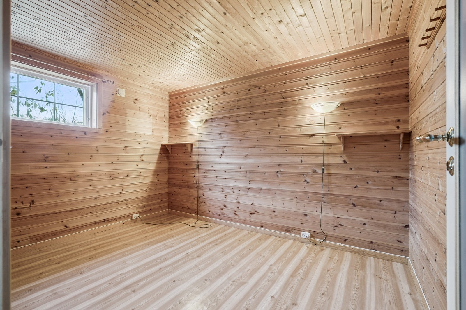 Bod i kjeller - ypperlig med gode oppbevaringsmuligheter til det man måtte trenge. Galleribilde