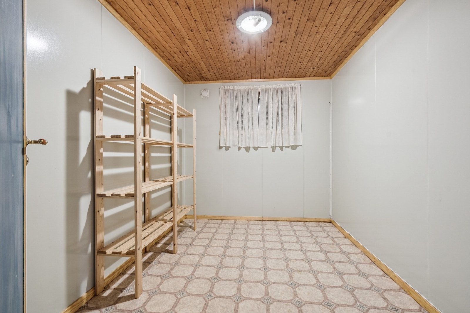 Boligen byr på rikelig med lagringsplass. Galleribilde