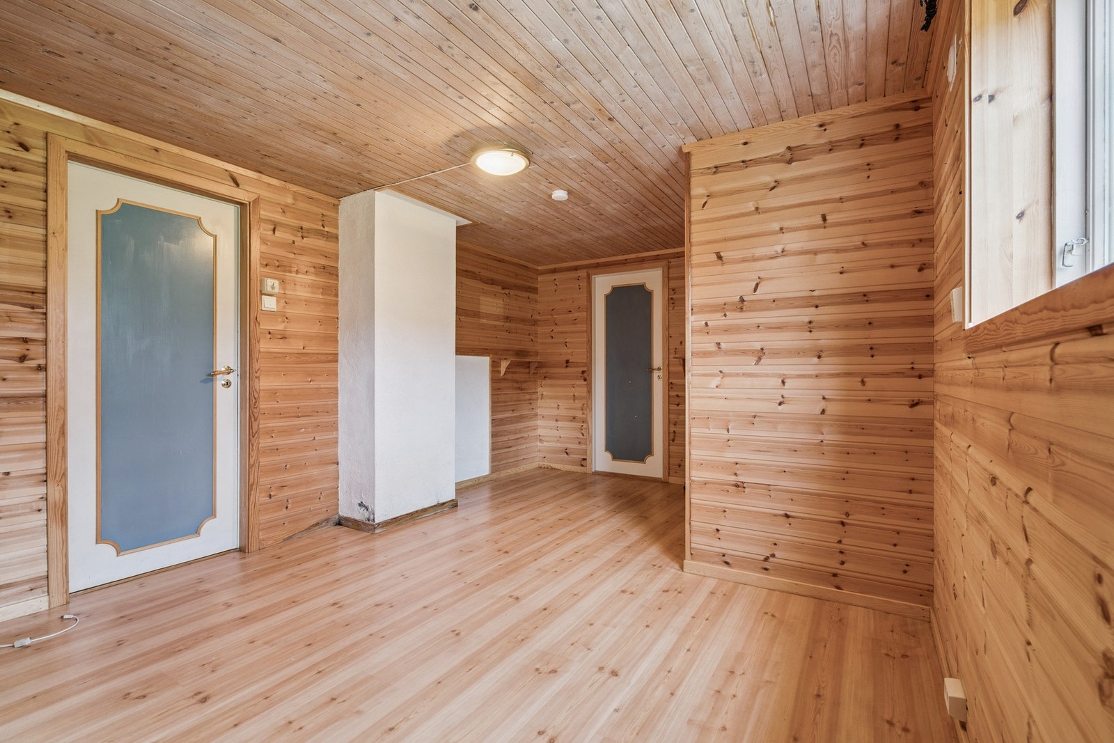 Kjeller har trapp ned fra hovedetasjen, men også egen utvendig inngang. Galleribilde