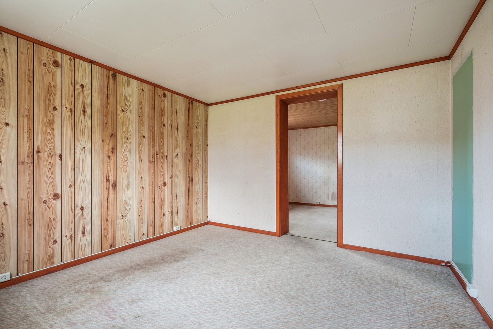 Overflater i kjeller består av belegg eller laminat på gulvet, panel og plater på vegger. Galleribilde