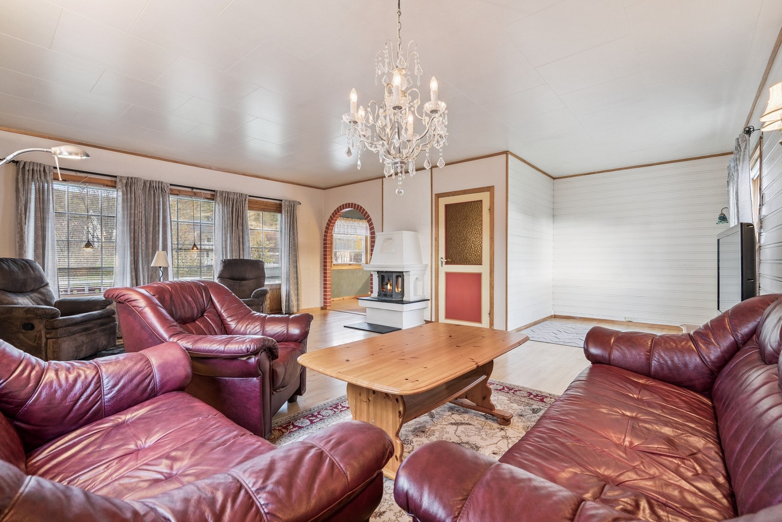 Store vindusflater som bidrar til en lys atmosfære. Galleribilde