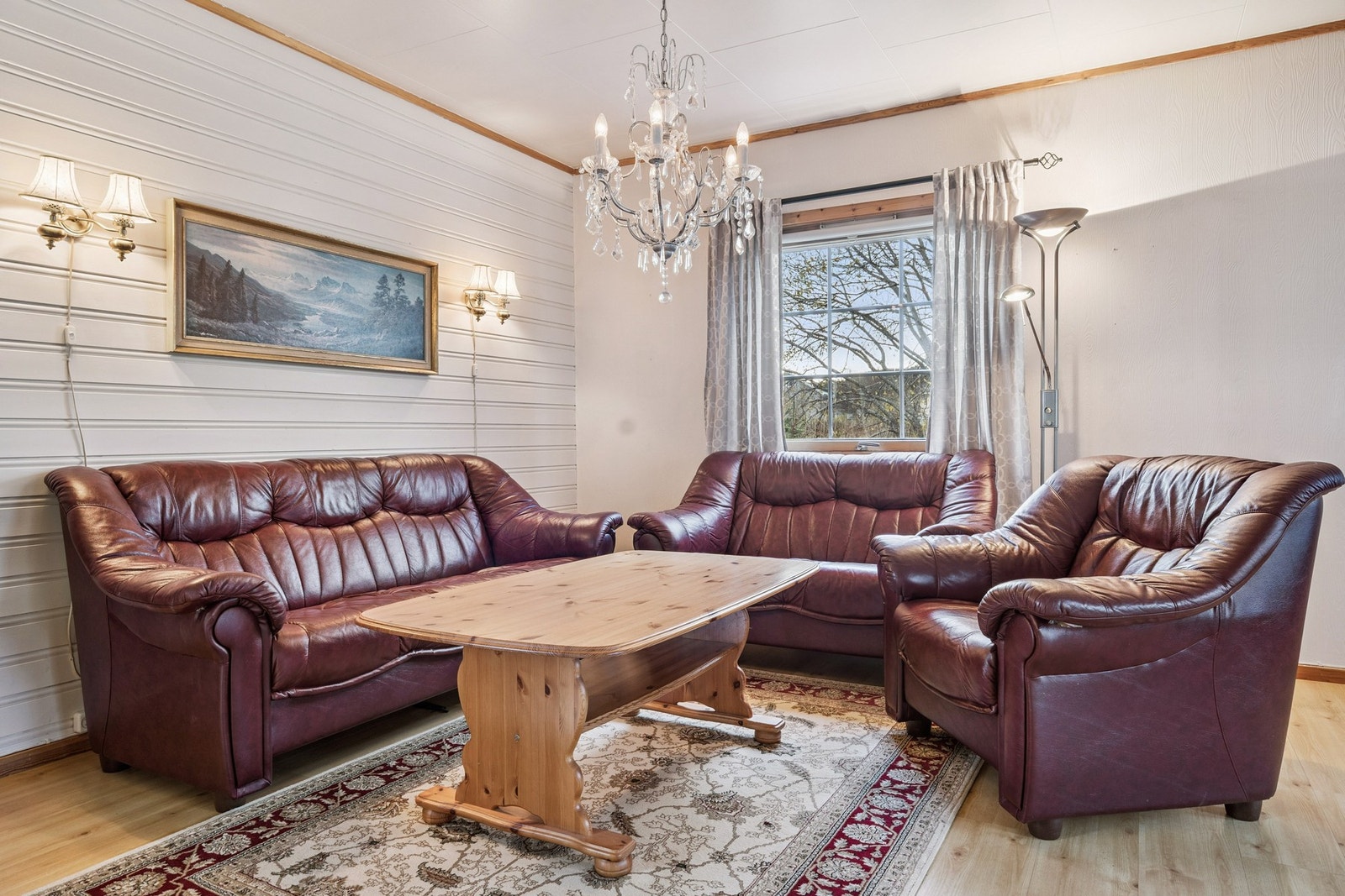 Overflater bestående av malte palter og trepanel, samt laminat på gulvet. Galleribilde