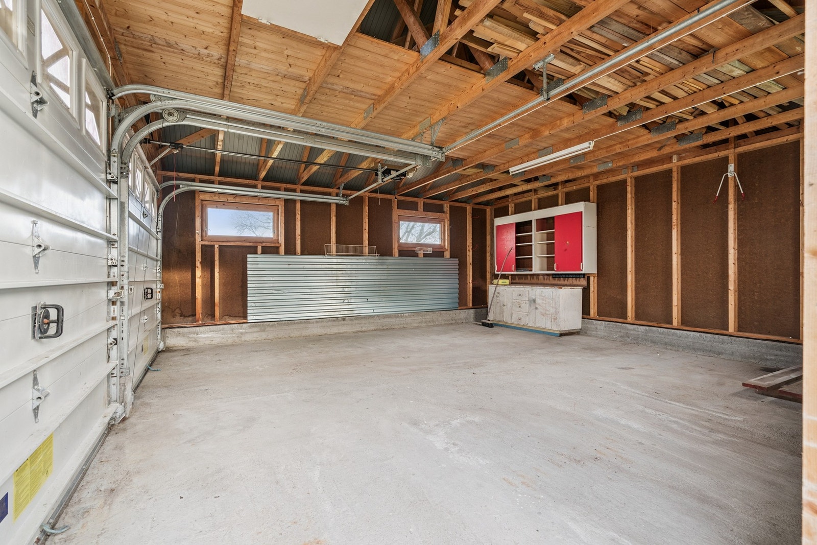 Plass til både bil, motorsykkel, verksted benk og mye mer. Galleribilde