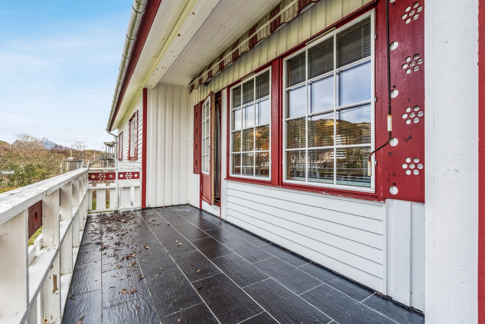 Området rundt boligen byr også på flotte turmuligheter, skiløyper og nærhet til sjøen. Galleribilde