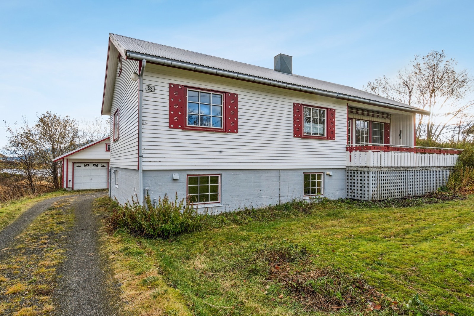 Eiendommen ligger i rolige omgivelser med kort avstand til skole, barnehage, butikk og sykehus. Galleribilde