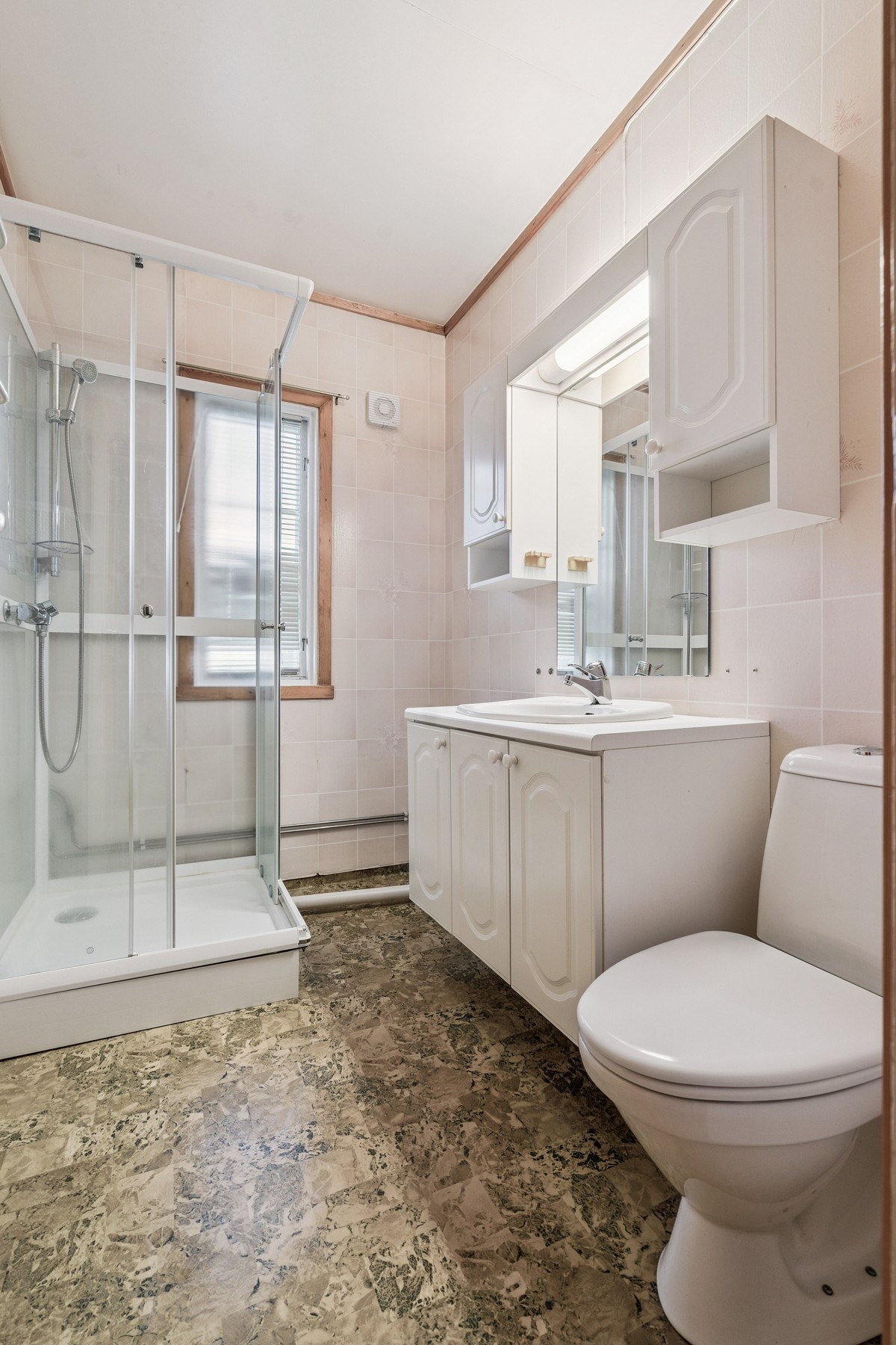 Det er våtromsplater på vegger og vinyl belegg på gulvet. Galleribilde