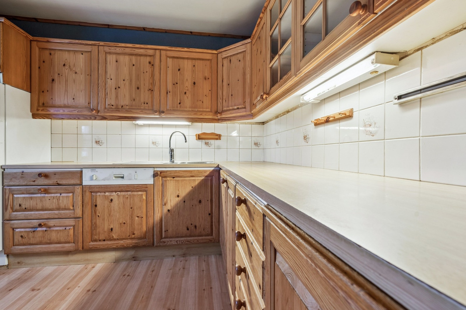 Innredning med profilerte og glatte fronter med laminat benkeplate. Galleribilde