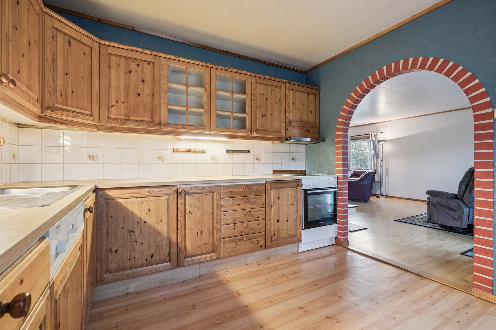 Av hvitevarer er det oppvaskmaskin, komfyr og kjøleskap. Galleribilde