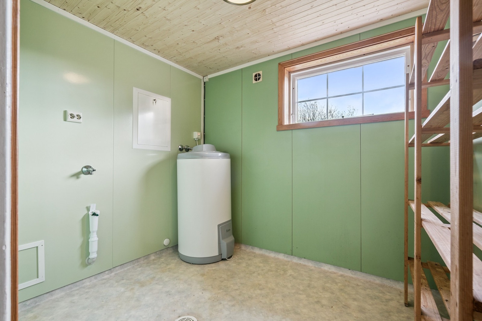Separat vaskerom med varmtvannsbereder. Galleribilde