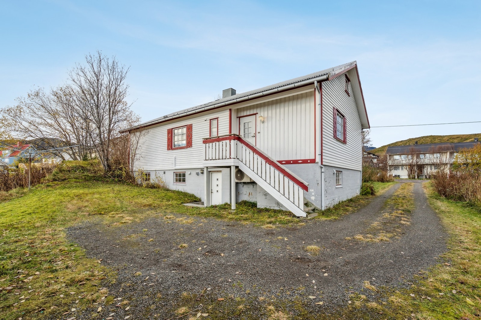 Boligen er oppført i 1967 og har behov for oppussing. Galleribilde