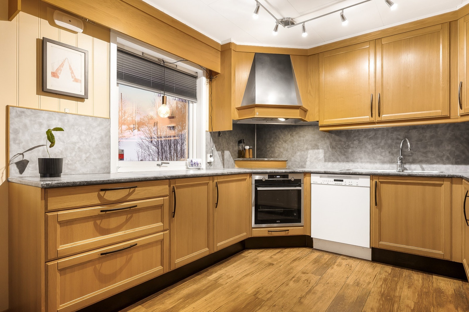 Kjøkkenet har en praktisk utforming som sørger for effektive arbeidsflater og rikelig med oppbevaringsplass i skuffer og skap. Galleribilde