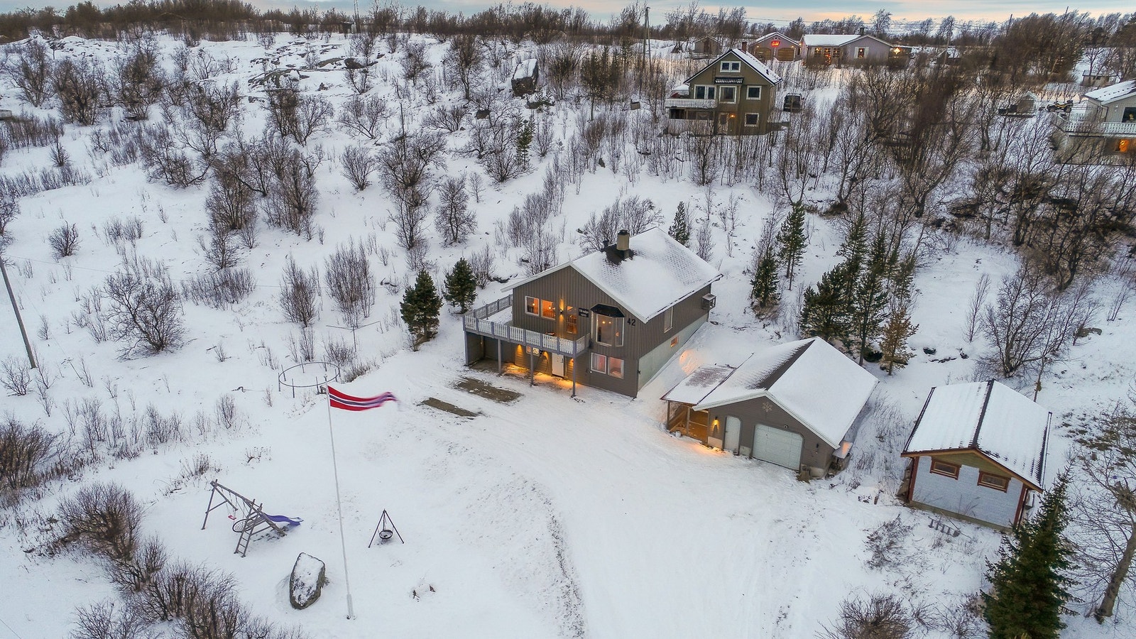 Boligen har et flott uteområde med god plass til ulike utendørsaktiviteter. Galleribilde