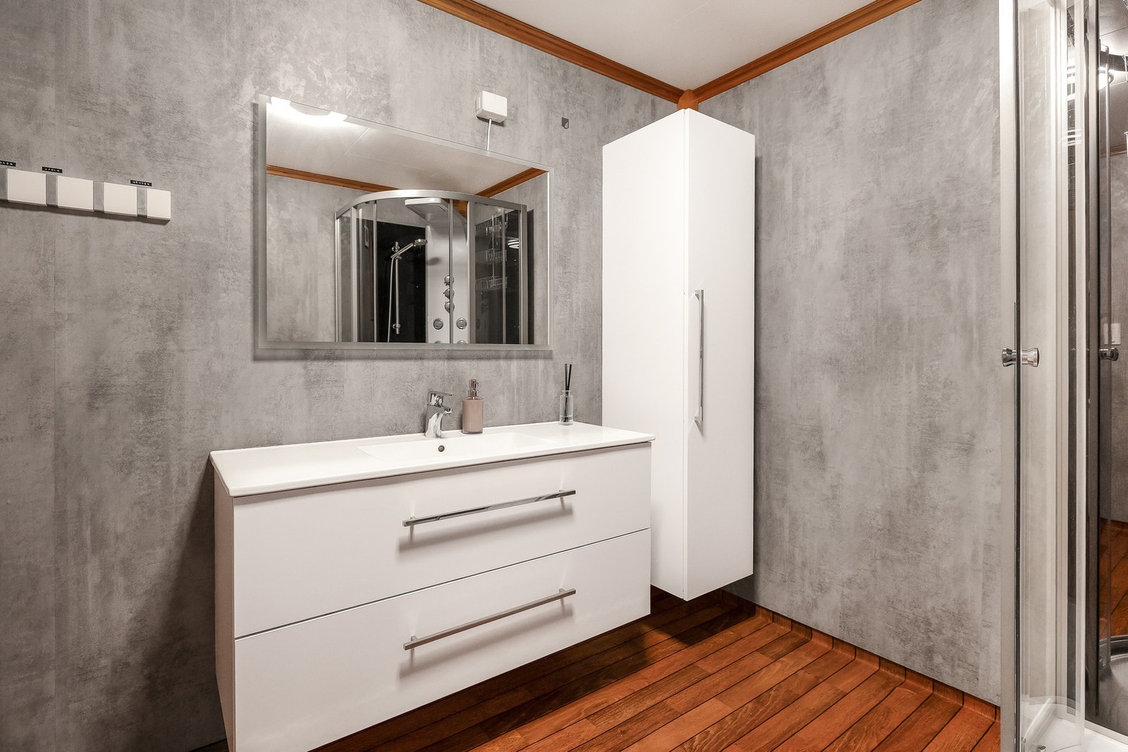 Baderom med gulvbelegg og behagelig gulvvarme. Galleribilde