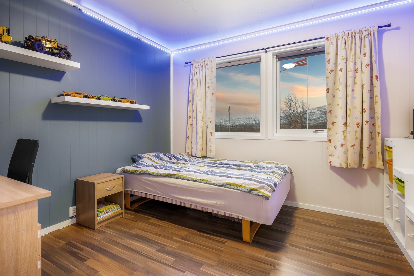 Soverommet har god plass til seng, nattbord og annet ønsket møblement som f.eks. et skrivebord. Galleribilde