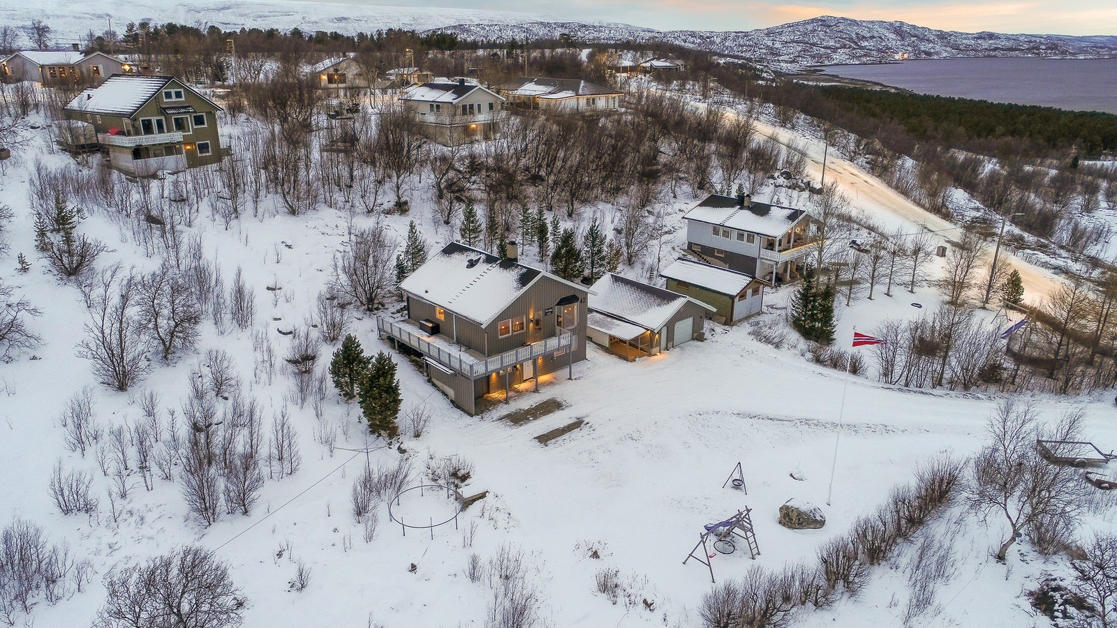 Eiendommen ligger i et naturskjønt og fredelig område, kun 10 minutter fra Lakselv sentrum. Galleribilde