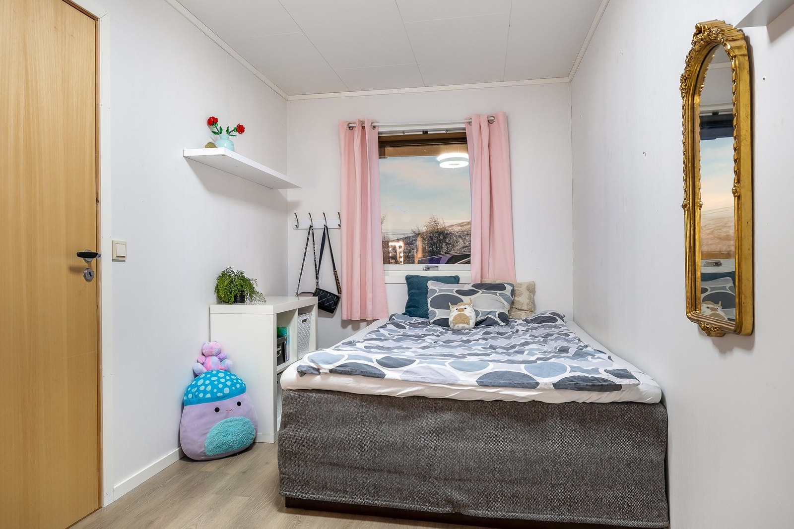 Det andre soverommet i underetasjen har også god plass til seng og nattbord. Galleribilde