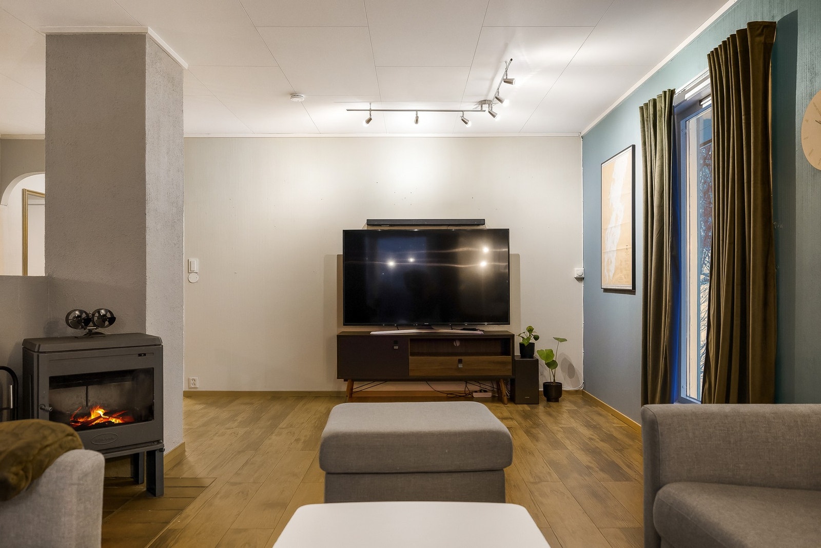 Det er fint plass til en sofagruppe og TV med tilhørende møblement. Galleribilde