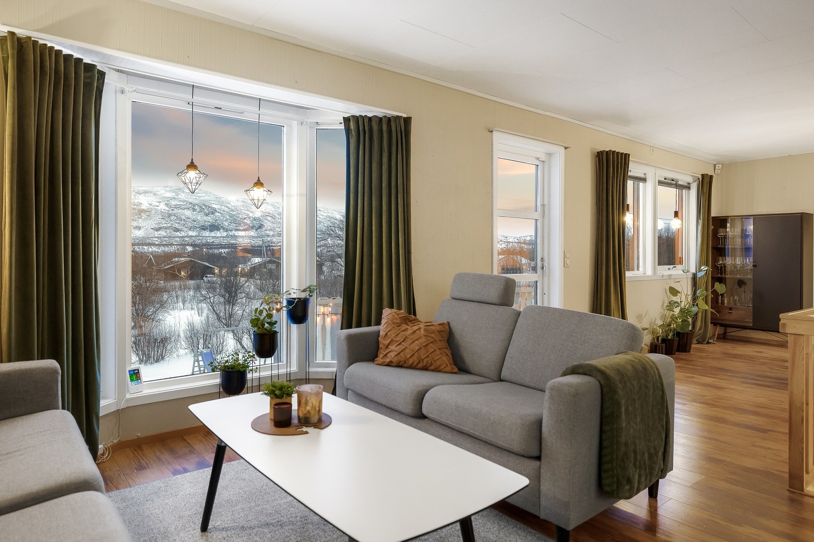 Dette, kombinert det med de lyse overflatene sørger for en luftig atmosfære i rommet. Galleribilde