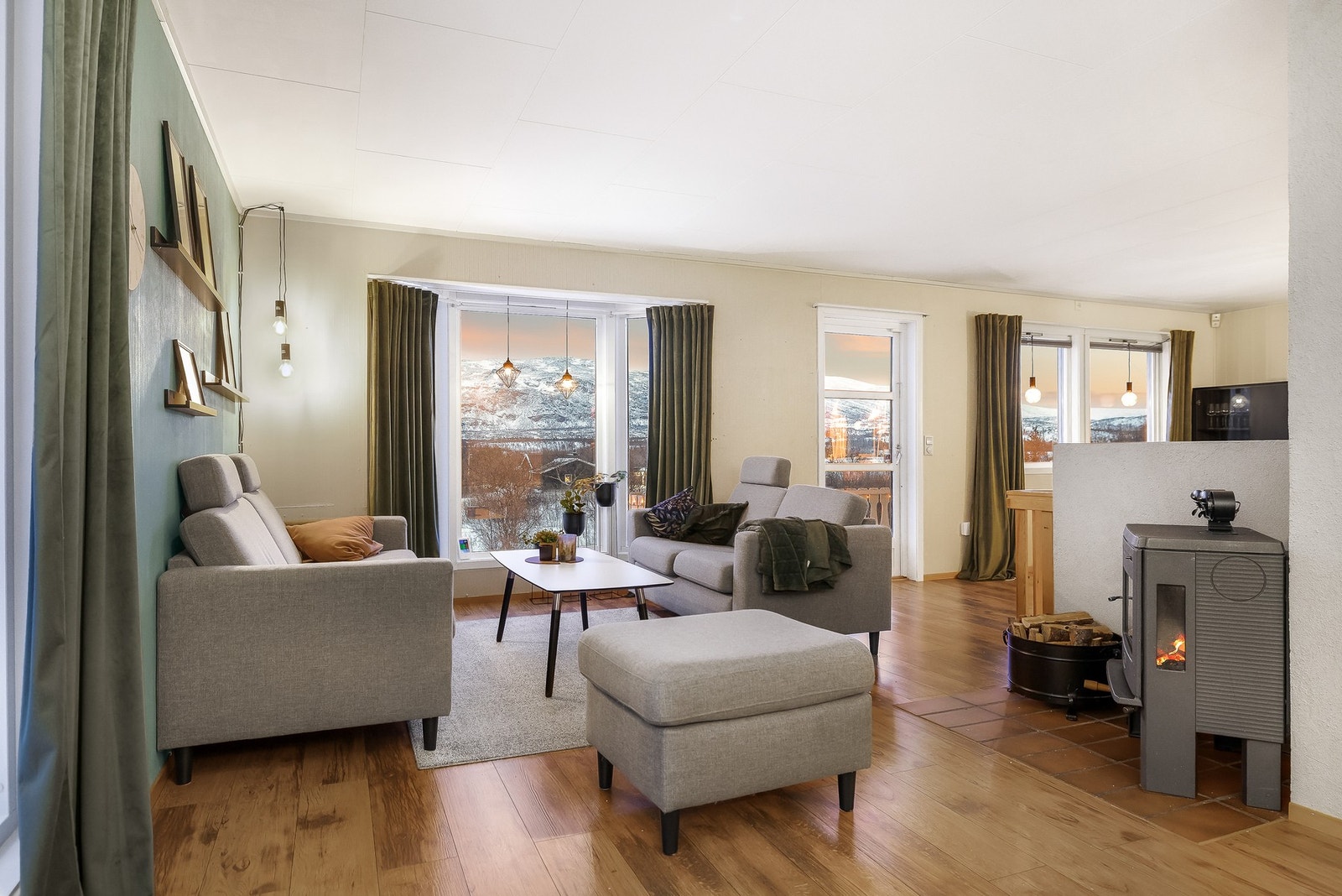 Boligen har en flott stue med store vindusflater. Galleribilde