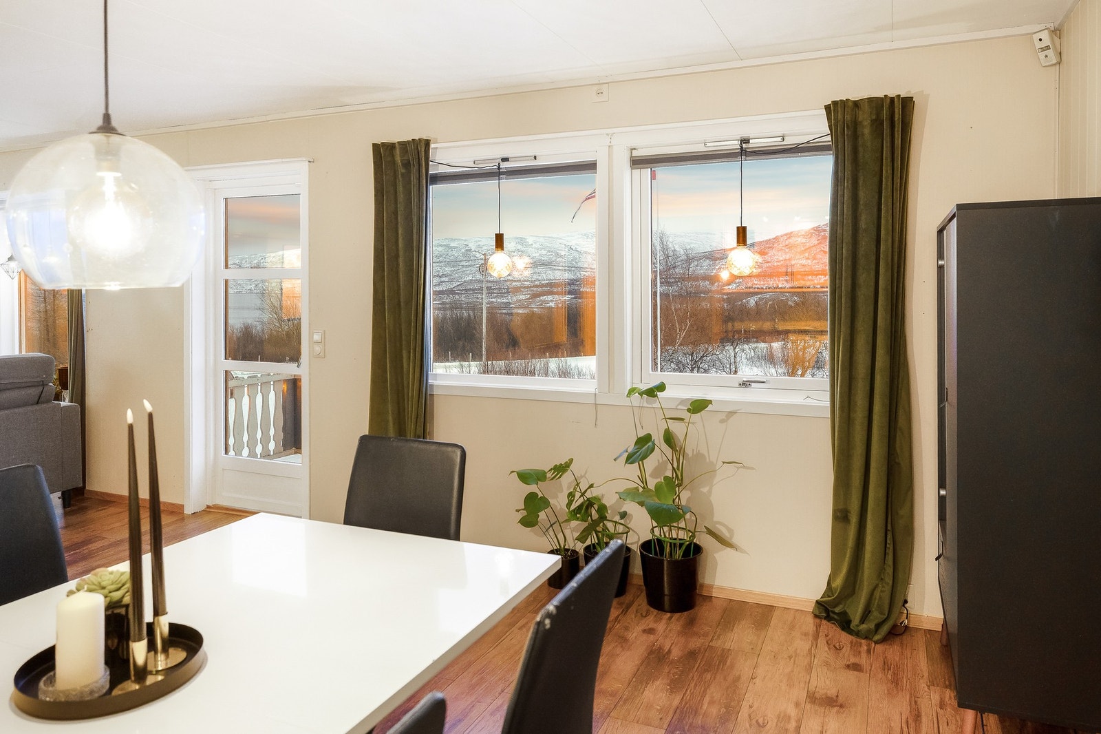 Fra stue er det utgang til en trivelig balkong. Galleribilde