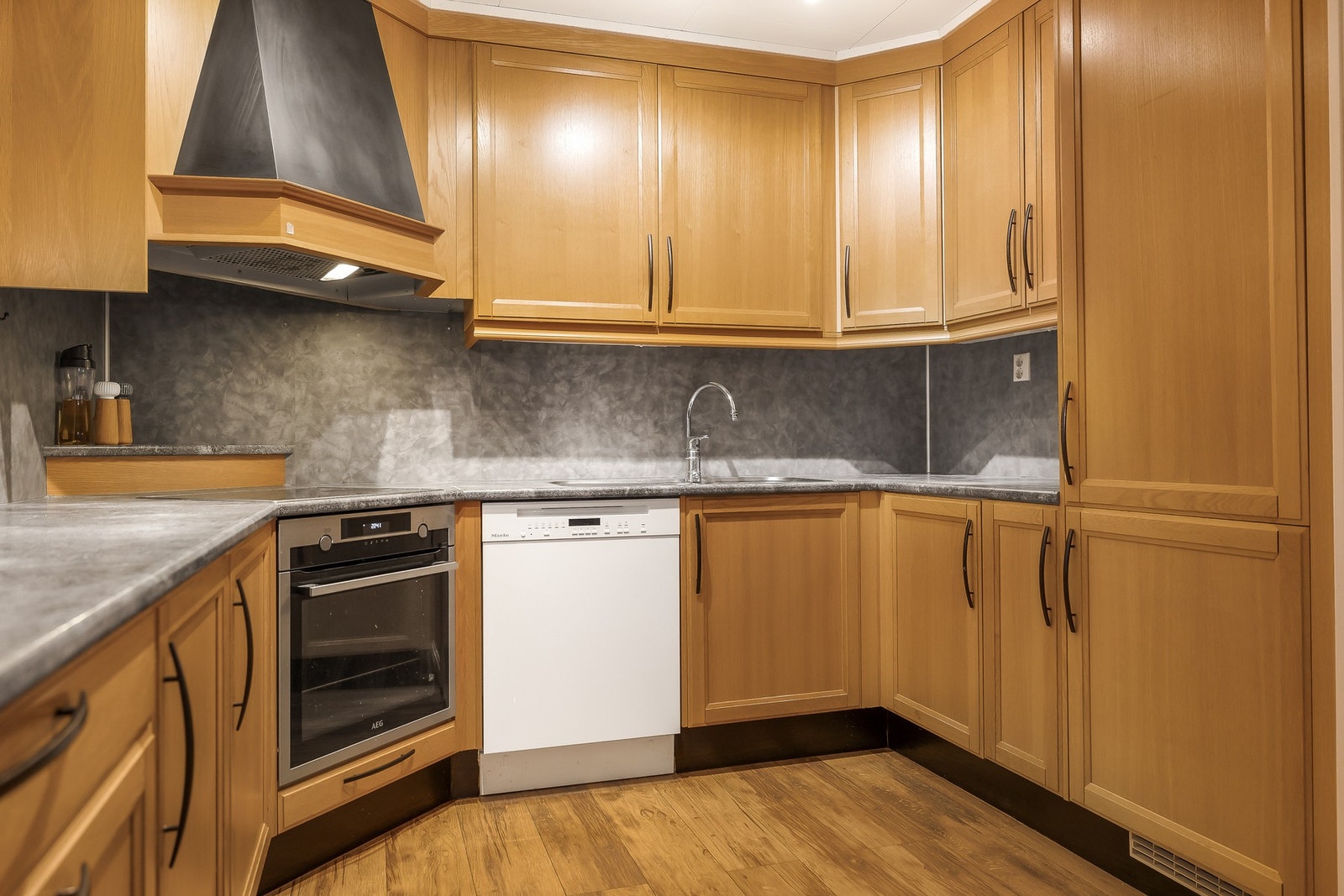 Innredningen har profilerte fronter og benkeplate av laminat. Galleribilde