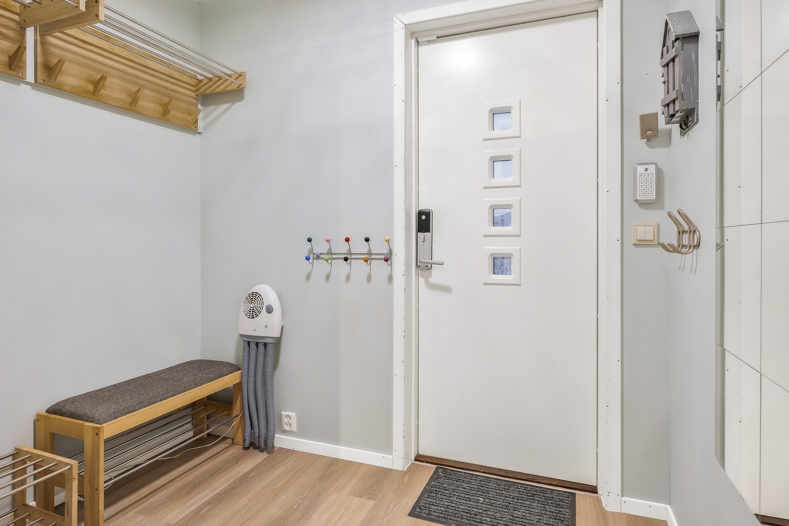 Entré har god plass til knagger og hyller for oppbevaring av uteklær og sko. Galleribilde