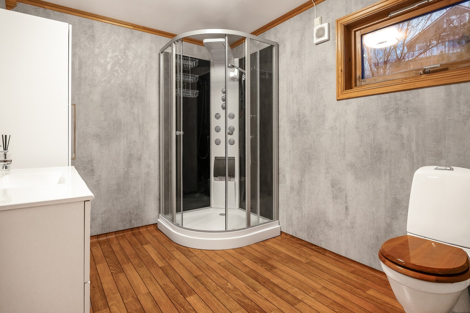 Baderommet inneholder dusjkabinett og gulvstående toalett. Galleribilde