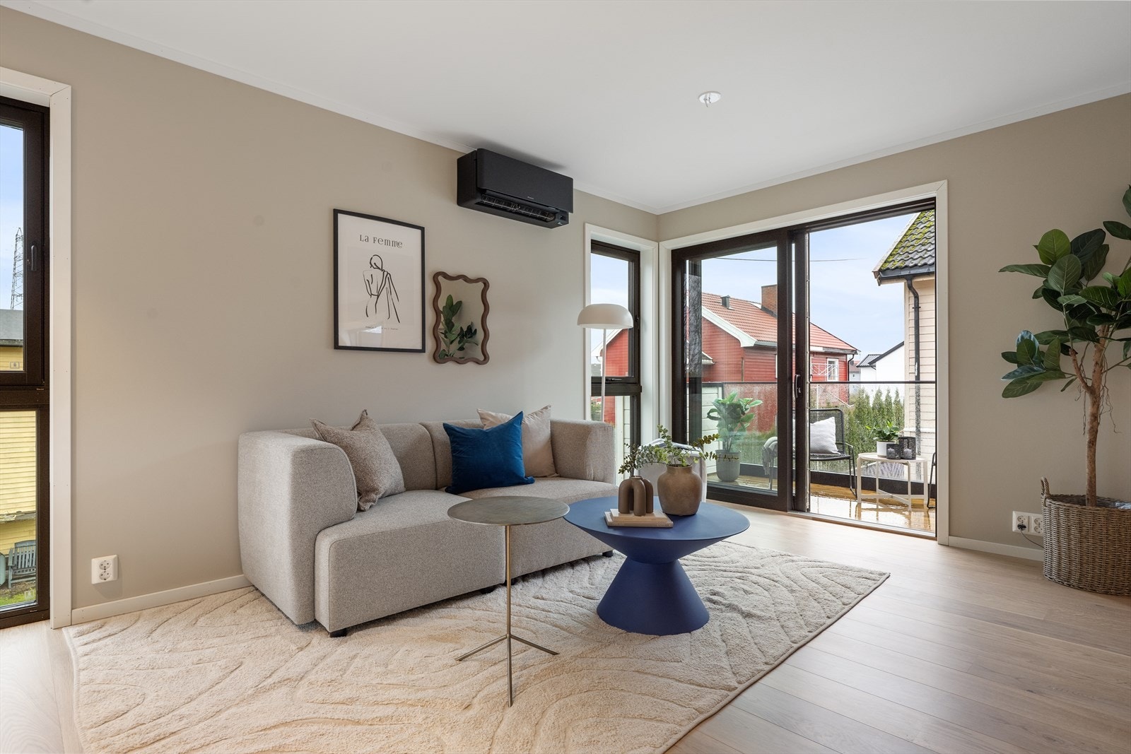 Vinduer på tre sider slipper inn godt med naturlig lys til stuen. Galleribilde