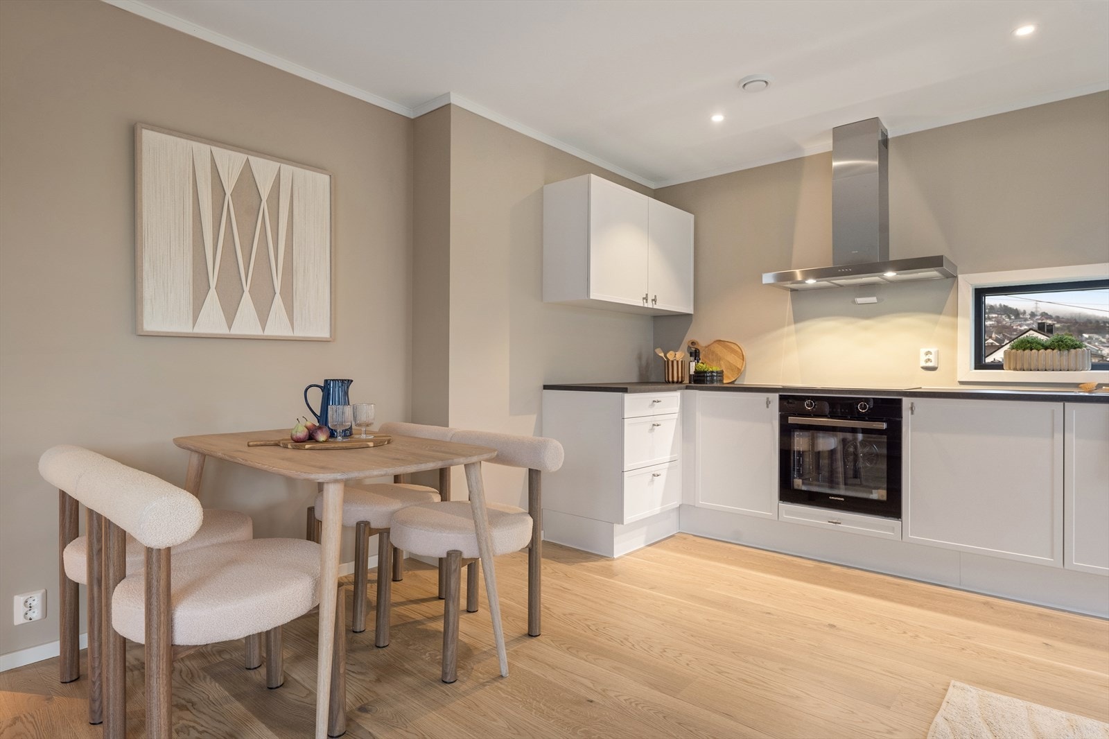 Integrert i innredningen har kjøkkenet platetopp, stekeovn og oppvaskmaskin. Galleribilde