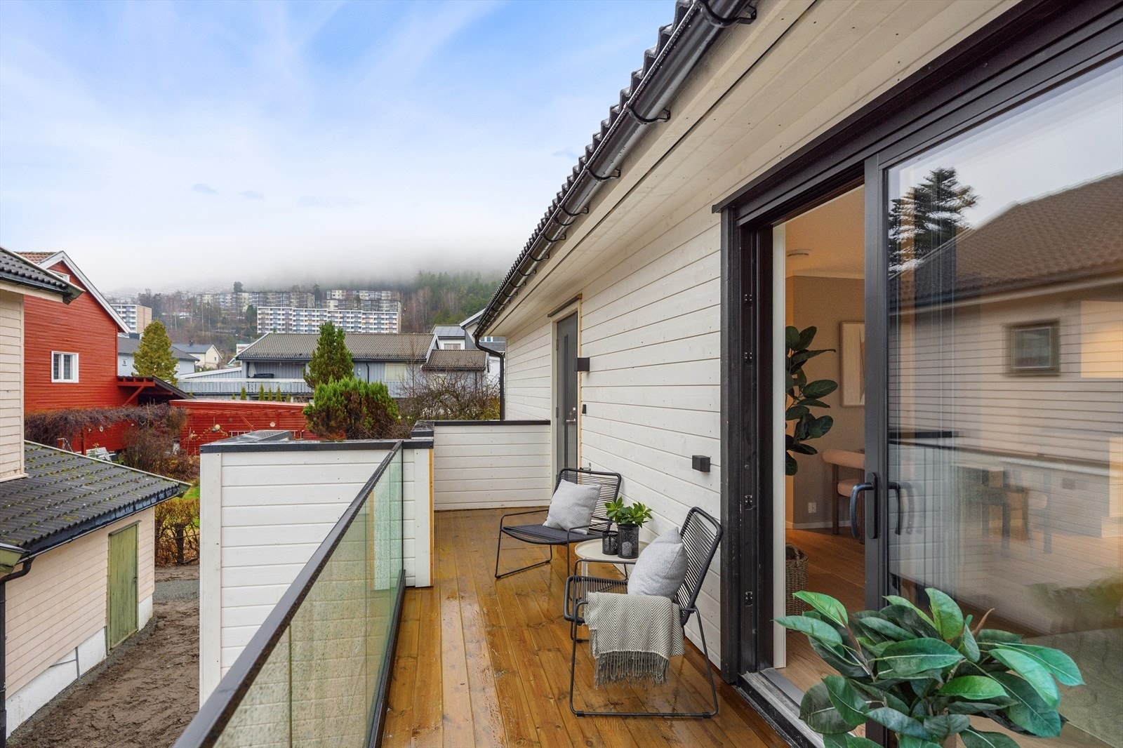 Boligen ligger i 2. etasje, med egen inngang via en herlig balkong. Galleribilde