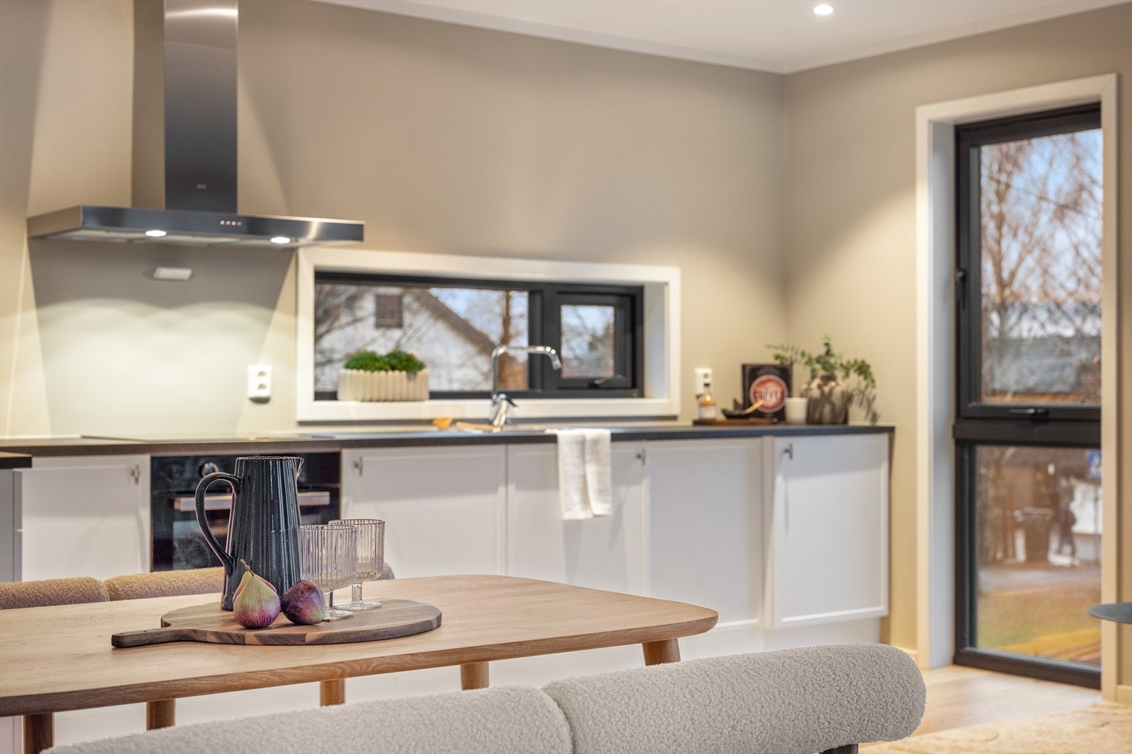 Sammen danner stuen og kjøkkenet et lyst, åpent og helt nydelig allrom. Galleribilde