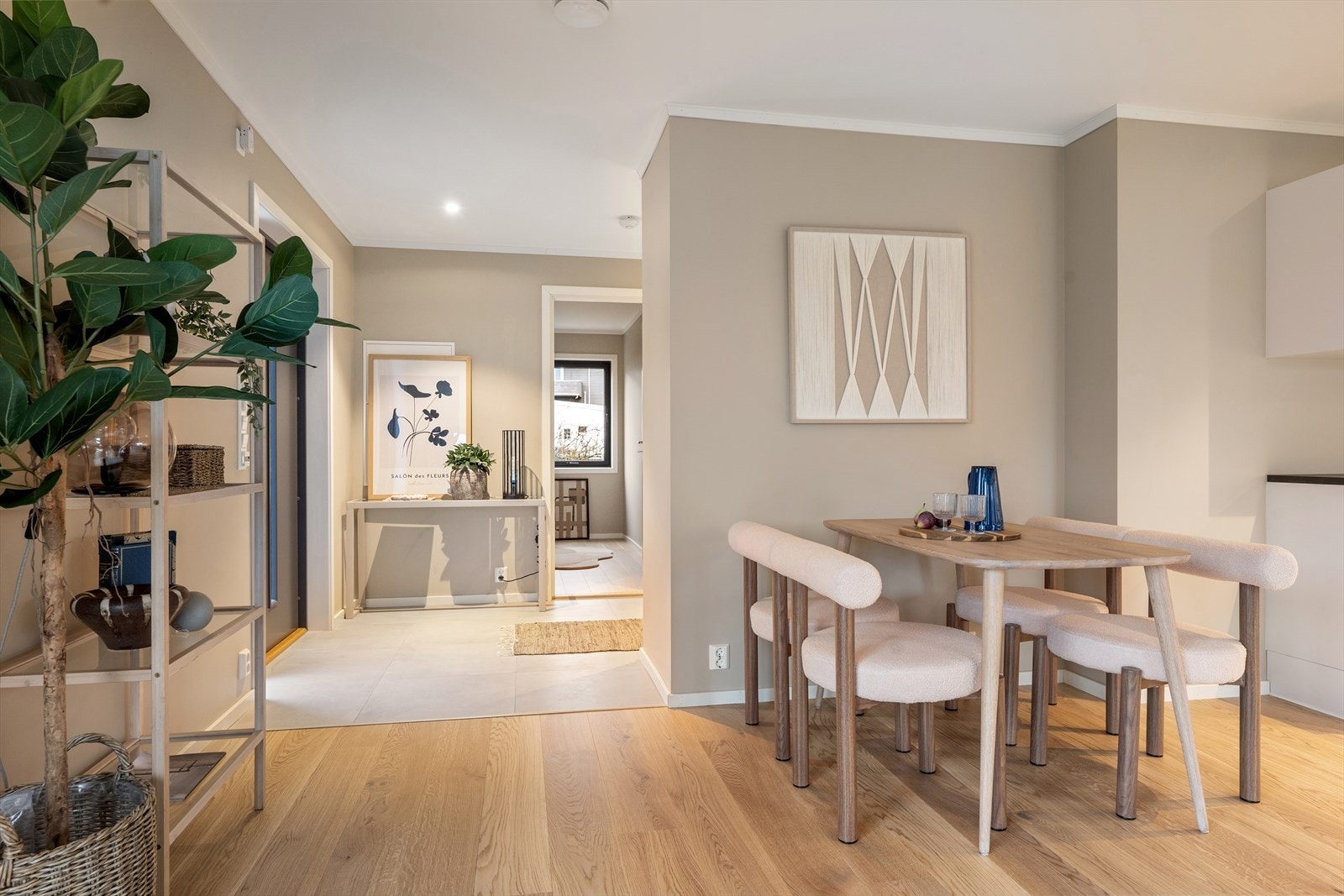 Oppholdsrommene er flott innredet med 1-stavs hvitpigmentert parkettgulv av type Boen. Galleribilde