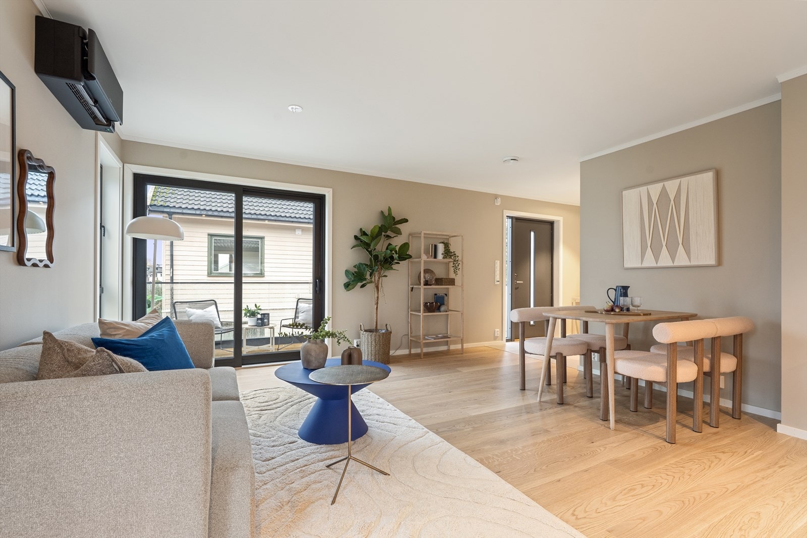 Stuen innbyr til hygge fra tidlig morgen til sent på kveld. Galleribilde