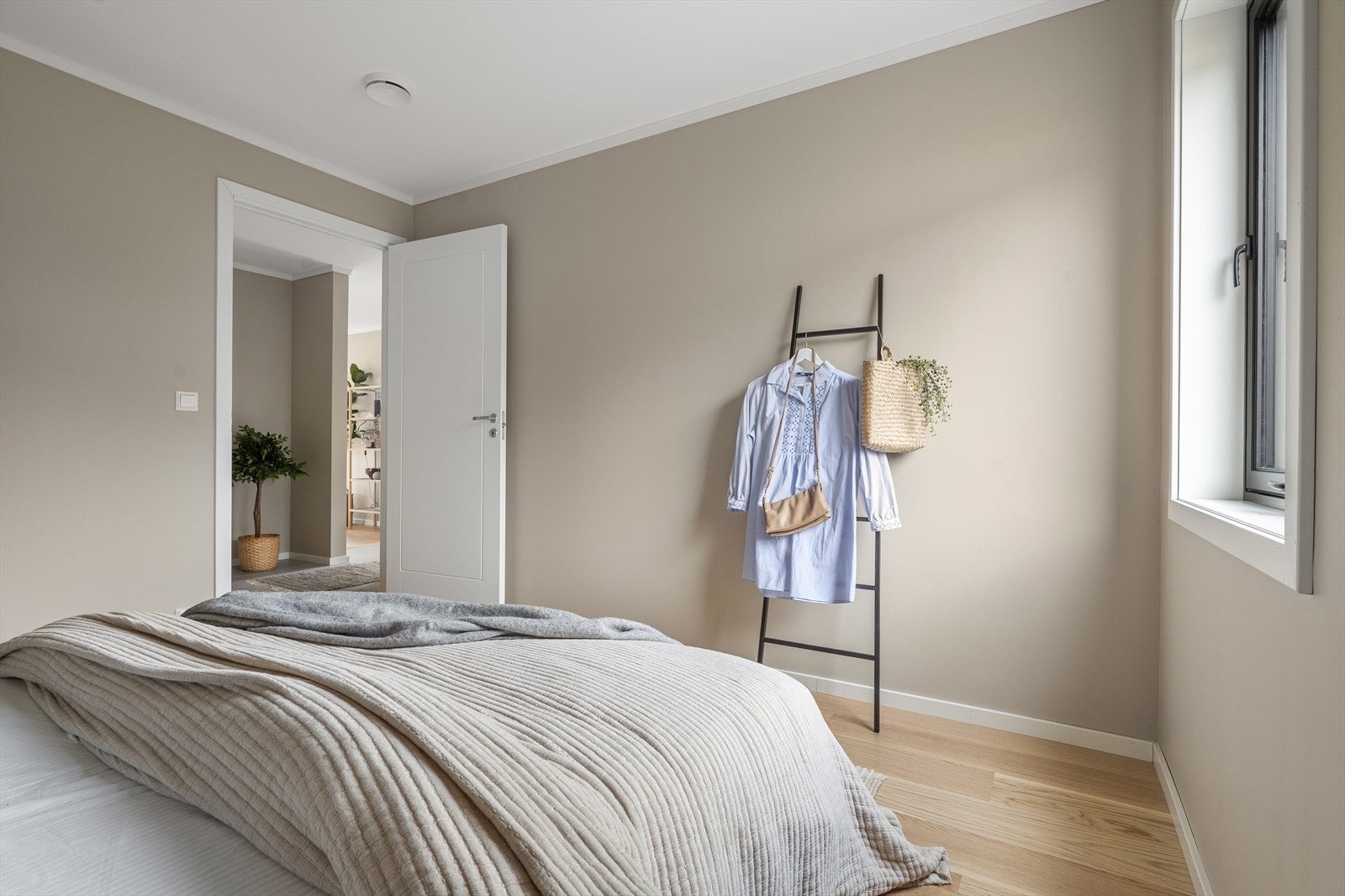 Hovedsoverommet har god plass til dobbeltseng med tilhørende nattbord. Galleribilde