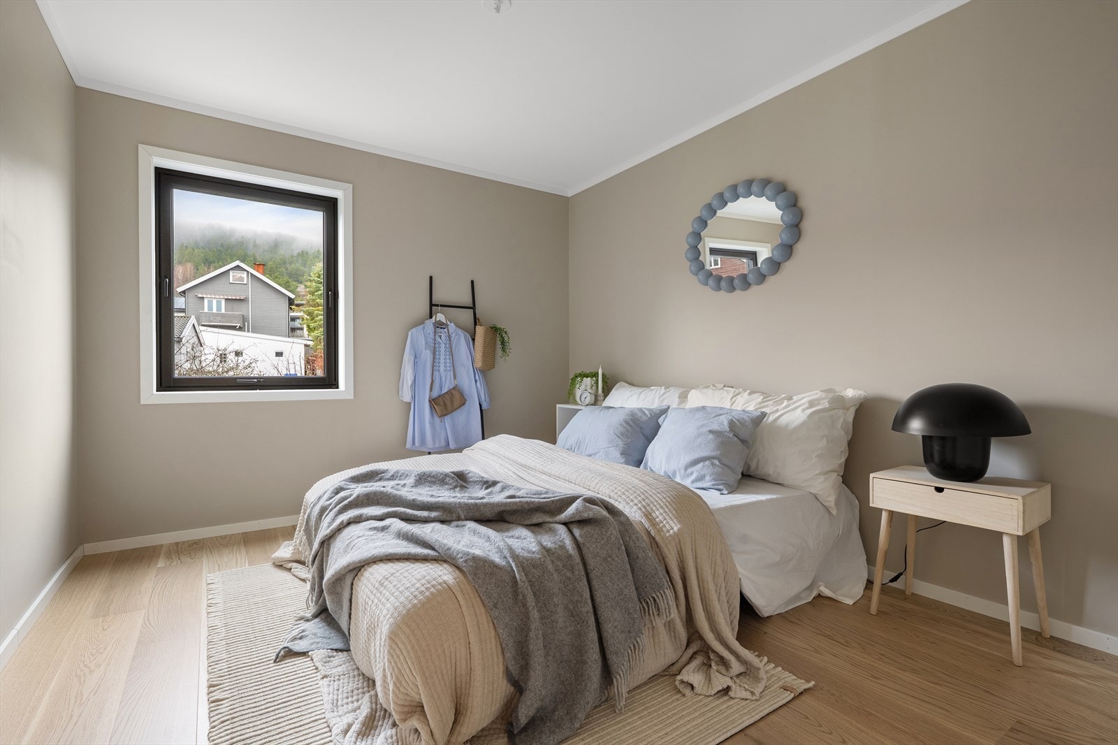 Vegg i vegg har boligen to stilfulle soverom, holdt i en dus gråtone for en behagelig atmosfære. Galleribilde