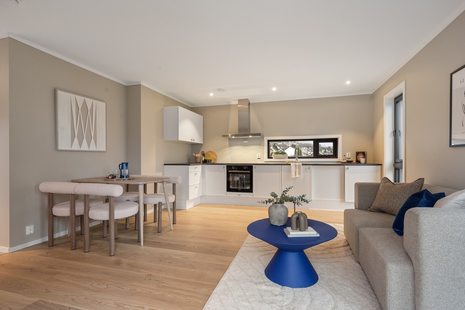 Utformingen gjør stuen enkel å innrede med flere sittegrupper. Galleribilde