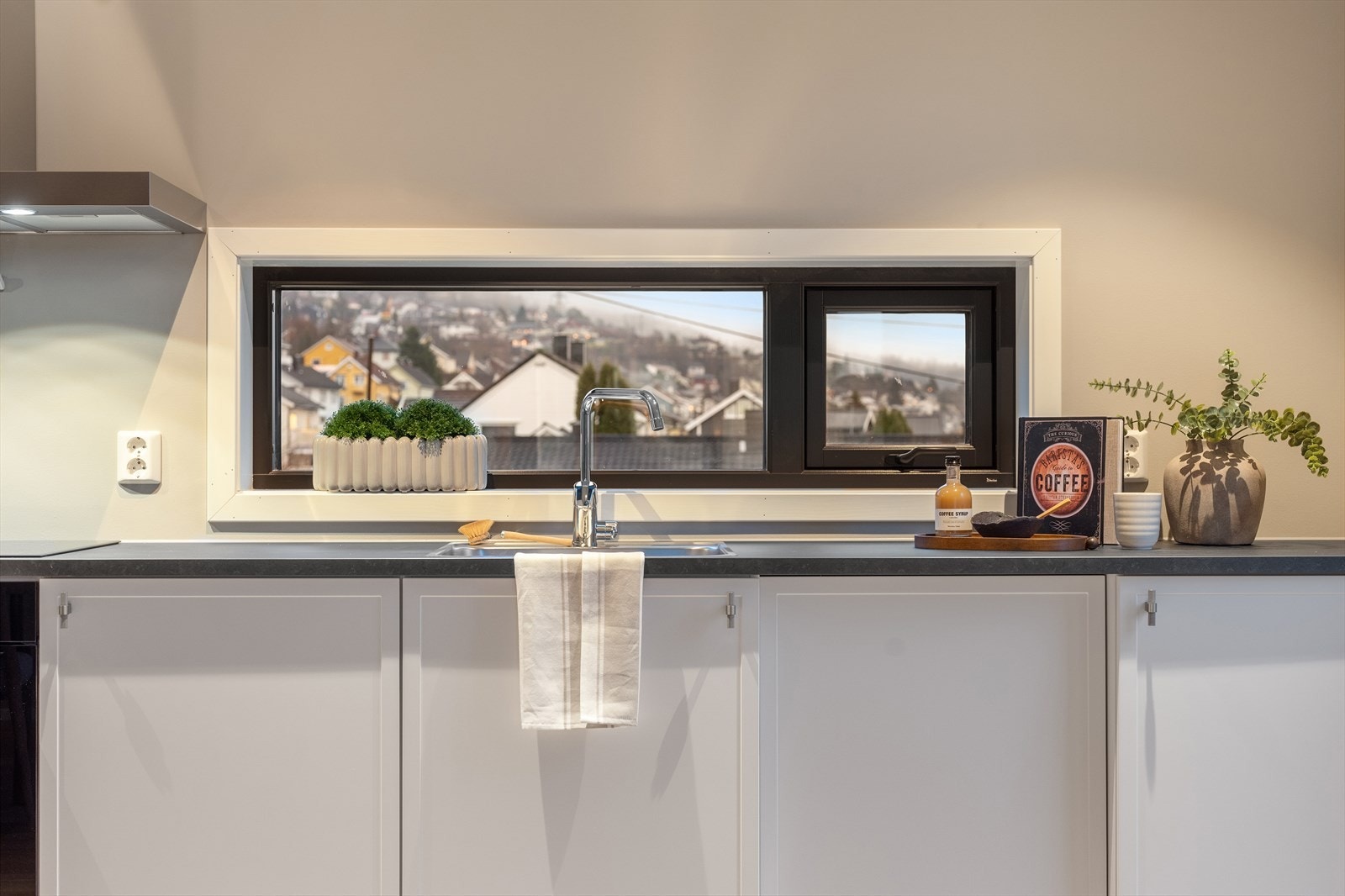 For et luftigere uttrykk er overskap i stor grad droppet for åpne flater, men kjøkkenet har likevel godt med skapplass. Galleribilde