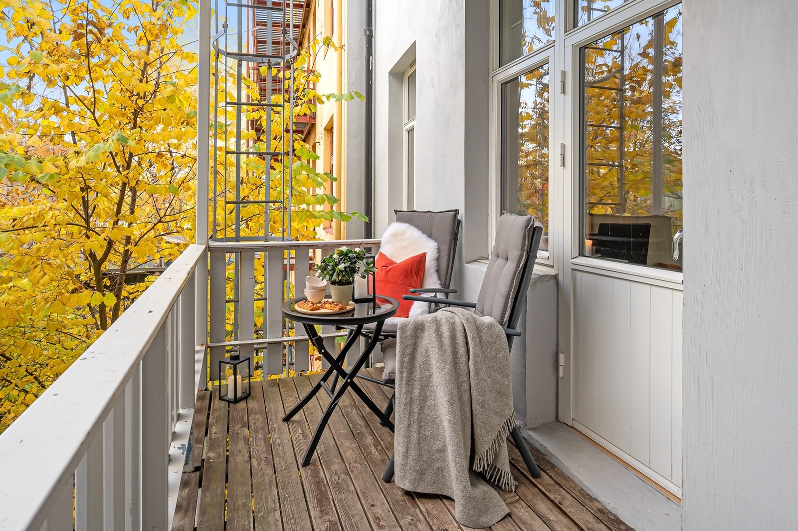 Fra kjøkkenet er det utgang til en flott balkong/svalgang. Galleribilde