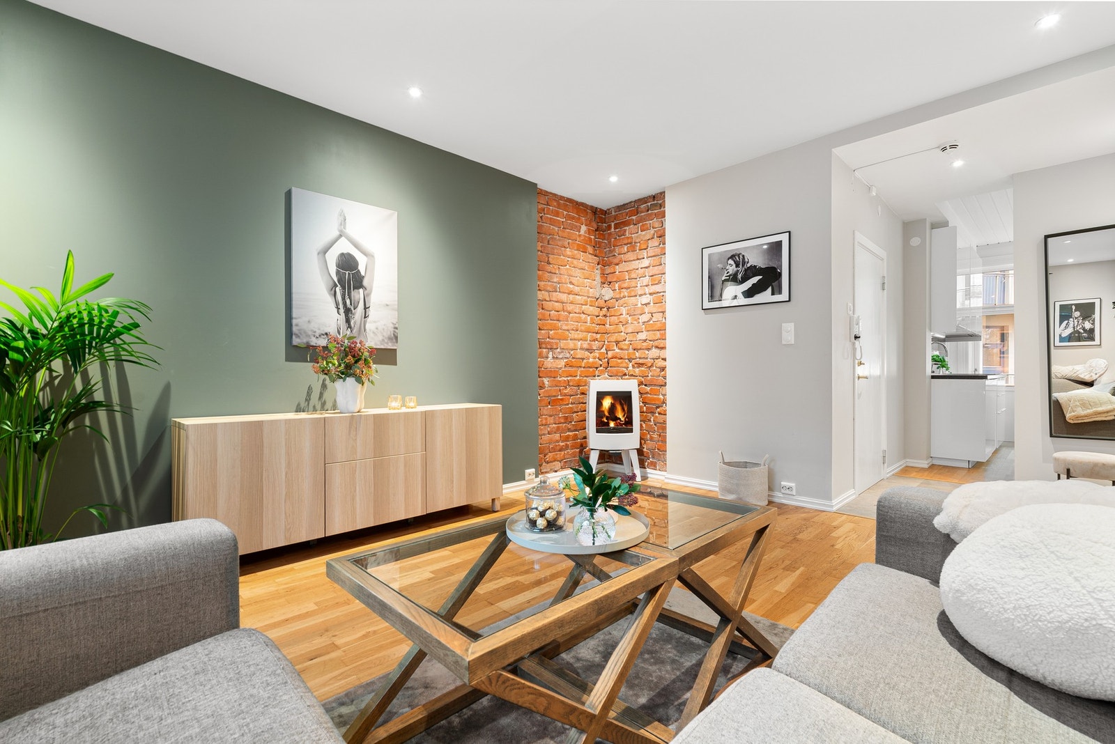 Leiligheten ligger i en klassisk bygård fra 1912 og byr på en lys og moderne stue med gjennomgående god standard. Galleribilde