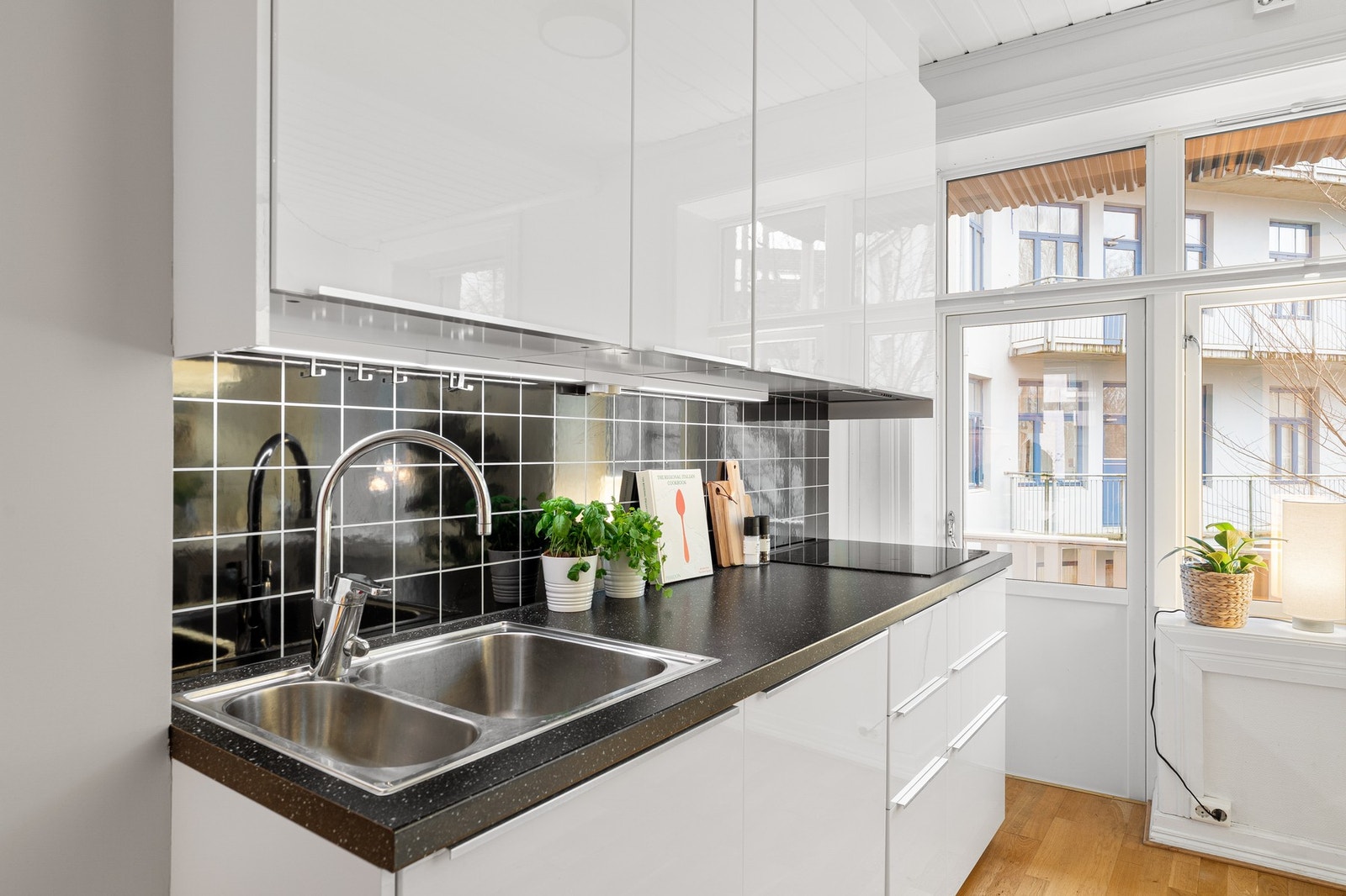 Stilrent kjøkken med hvite, glatte fronter, integrerte hvitevarer og helhetlig uttrykk. Kjøkkenet ble montert i 2017 og har fått TG1 i tilstandsrapporten. Galleribilde