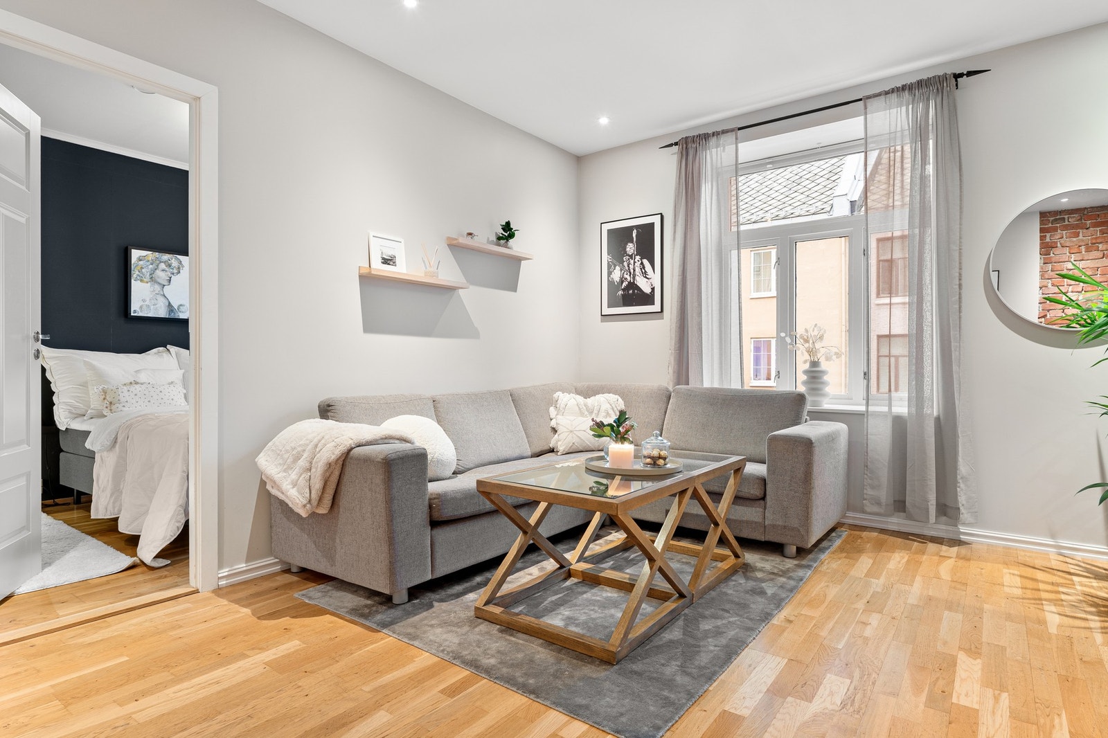 Romslig stue med god plass til både sofagruppe og tilhørende møblement. Galleribilde