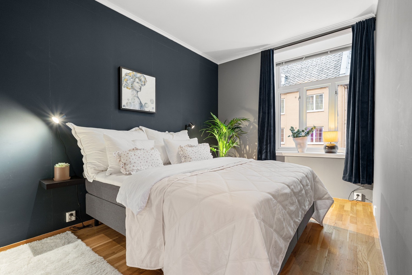 Lunt og rolig soverom på ca. 9 kvm, med plass til dobbeltseng. Galleribilde