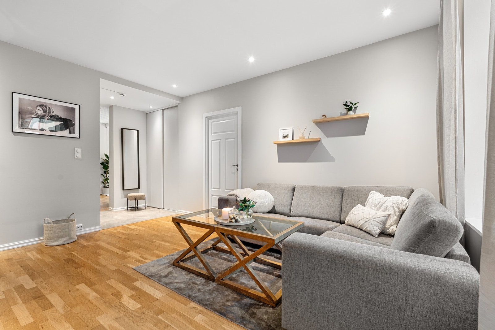 Store vindusflater, dype karmer og takhøyde gir et luftig rom med rikelig lysinnslipp. Galleribilde