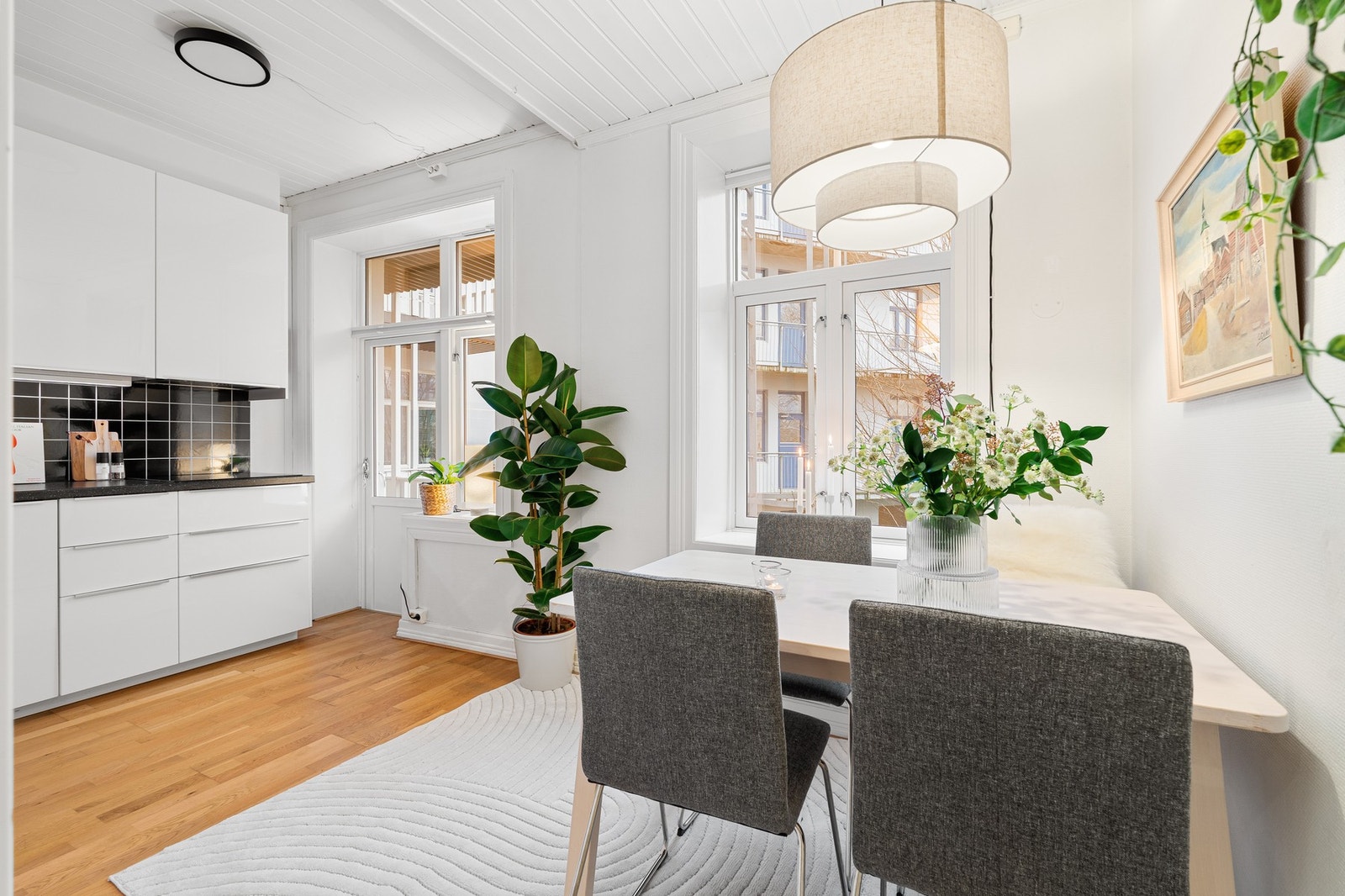 Spiseplassen ligger naturlig tilknyttet til kjøkkenet. Galleribilde