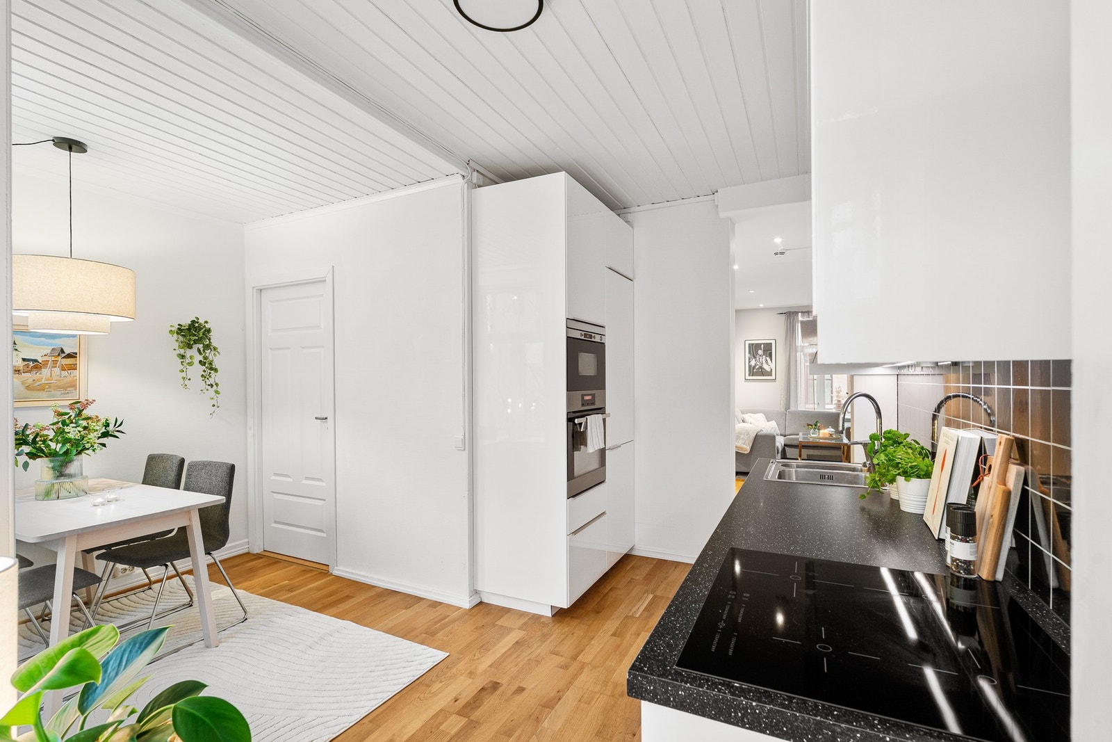 Boligen er oppvarmet ved elektrisitet og vedfyring. Galleribilde