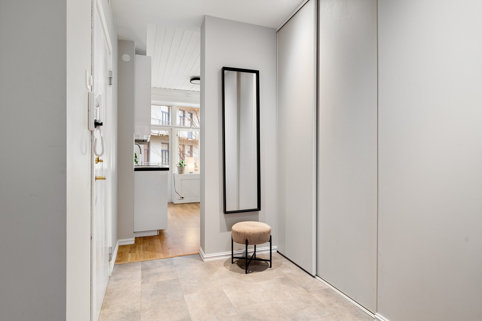 Innbydende entre med innredet garderobe. Galleribilde